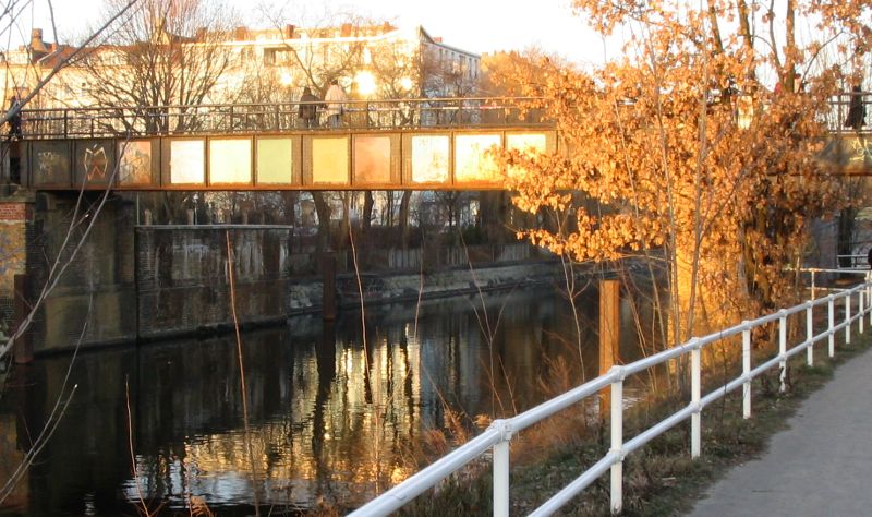 Fu&szlig;g&auml;ngerbr&uuml;cke am G&ouml;rlitzer Park am 4.1.2004