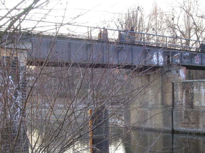 Fu&szlig;g&auml;ngerbr&uuml;cke am G&ouml;rlitzer Park am 4.1.2004